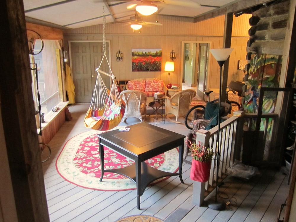 Spacious, 1st Class Hot Tub, Theater Room, Pool Table, Ping Pong, Fireplaces,..