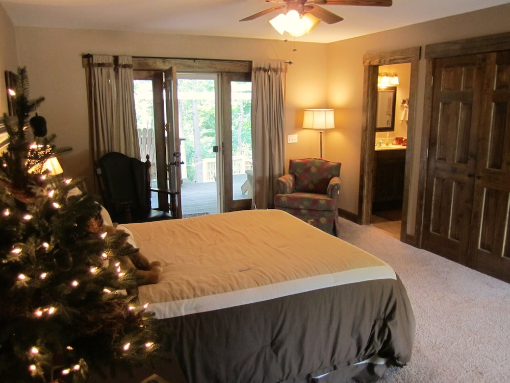 Spacious, 1st Class Hot Tub, Theater Room, Pool Table, Ping Pong, Fireplaces,..