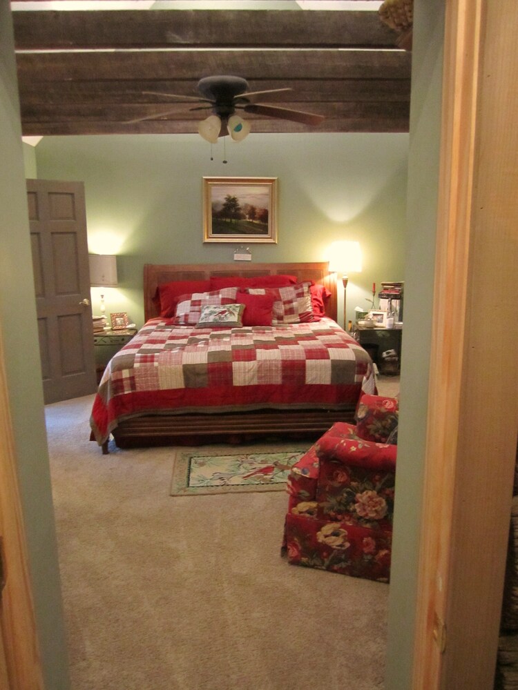 Spacious, 1st Class Hot Tub, Theater Room, Pool Table, Ping Pong, Fireplaces,..