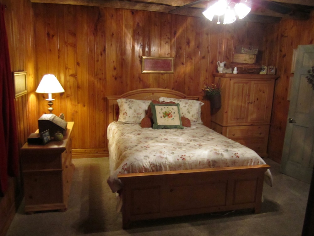 Spacious, 1st Class Hot Tub, Theater Room, Pool Table, Ping Pong, Fireplaces,..