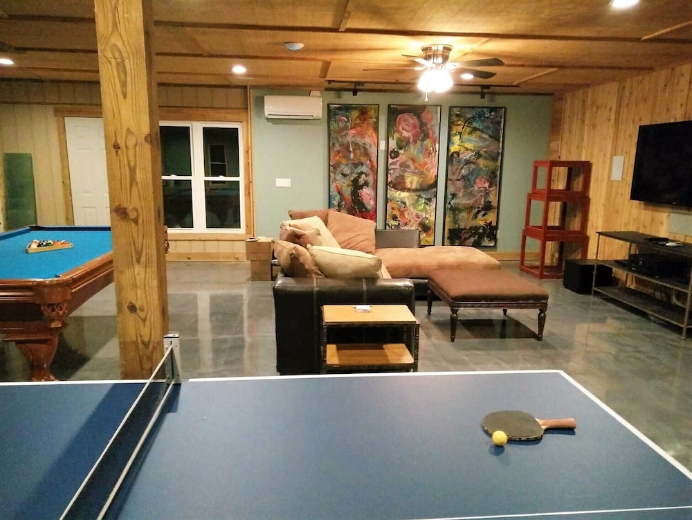 Spacious, 1st Class Hot Tub, Theater Room, Pool Table, Ping Pong, Fireplaces,..