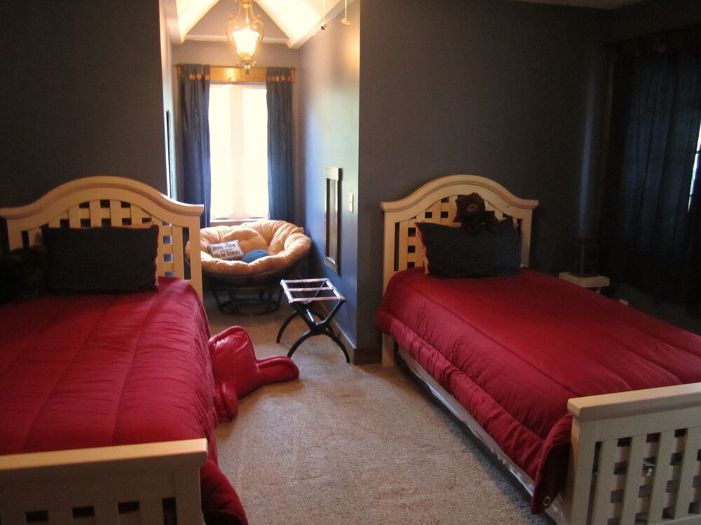 Spacious, 1st Class Hot Tub, Theater Room, Pool Table, Ping Pong, Fireplaces,..