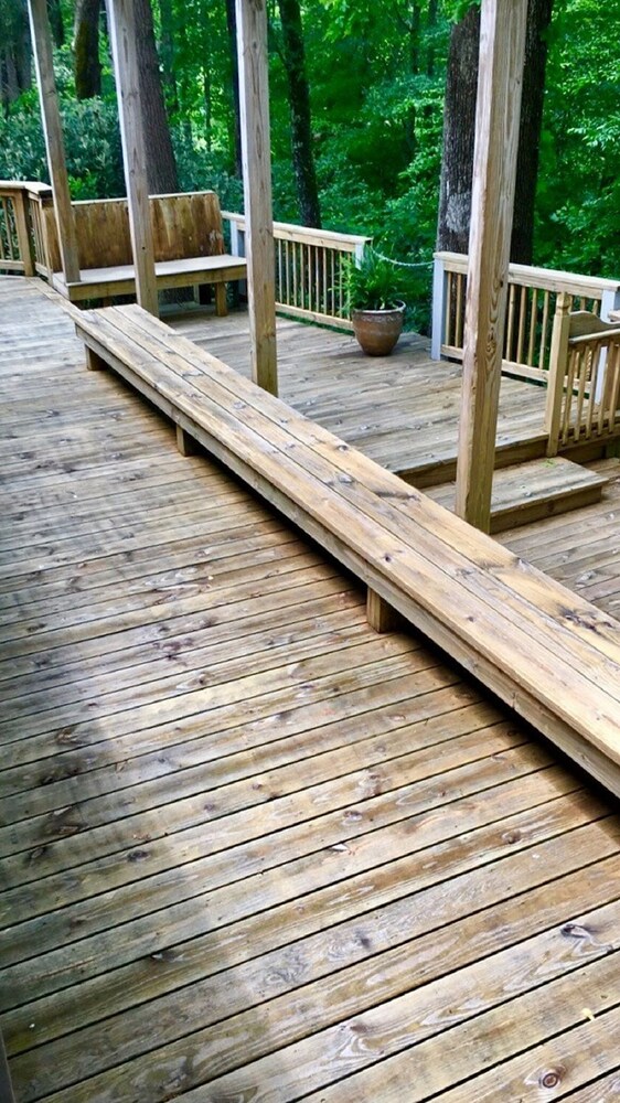 Spacious, 1st Class Hot Tub, Theater Room, Pool Table, Ping Pong, Fireplaces,..