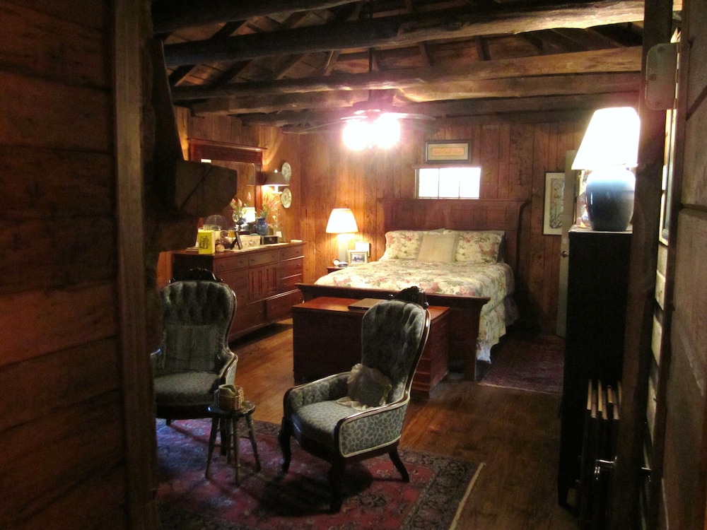 Spacious, 1st Class Hot Tub, Theater Room, Pool Table, Ping Pong, Fireplaces,..