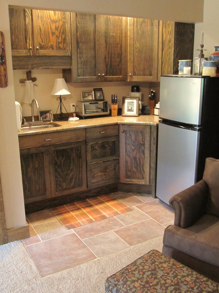 Spacious, 1st Class Hot Tub, Theater Room, Pool Table, Ping Pong, Fireplaces,..