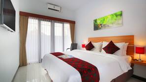 1 kamar tidur, meja kerja, tirai kedap cahaya, dan setrika/meja setrika