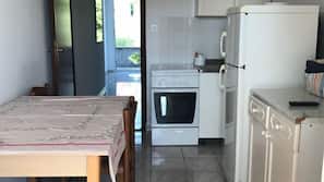 Fridge, oven, cookware/dishes/utensils