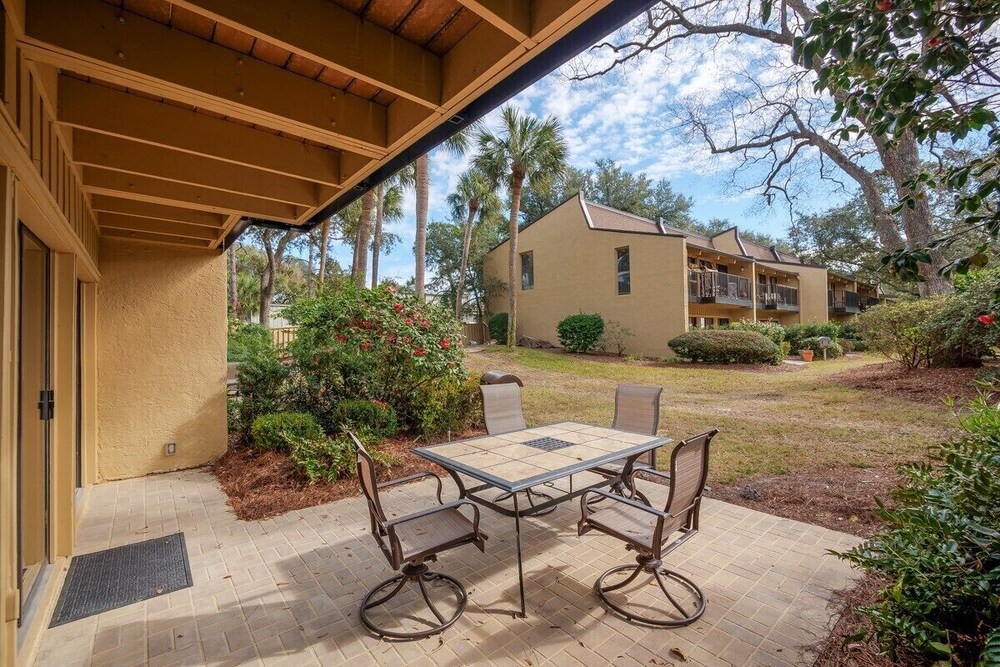 Gorgeous Villa! Amazing View!  Steps to the beach! Close to Coligny Plaza