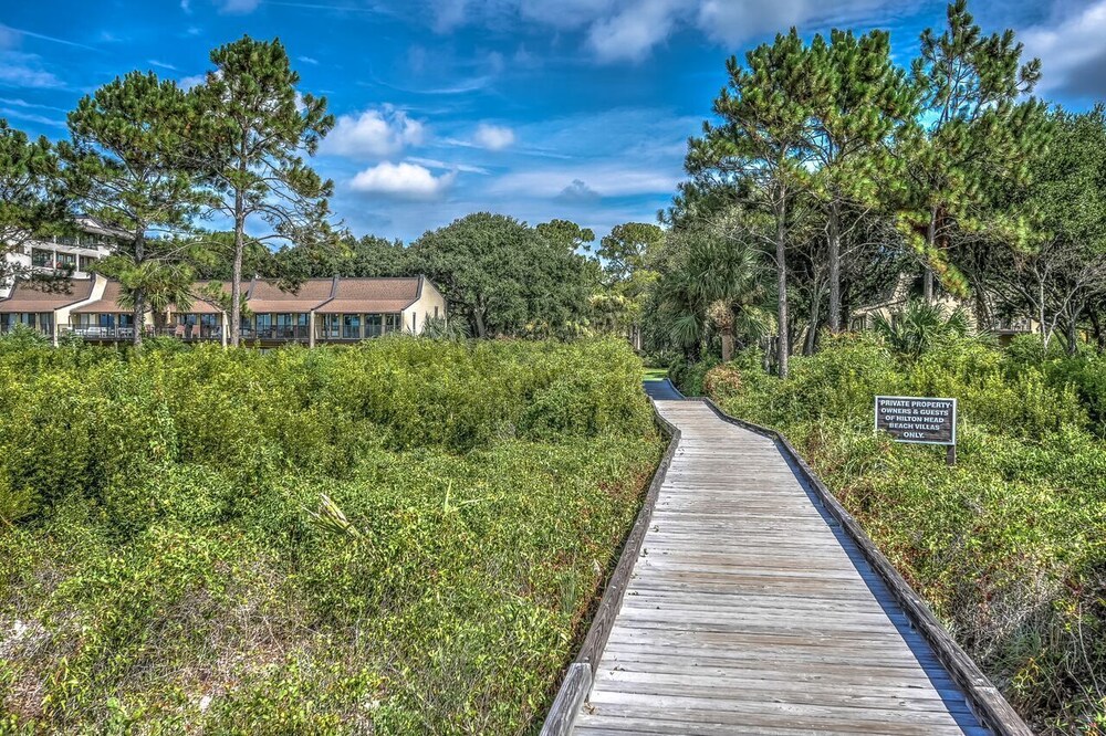 Gorgeous Villa! Amazing View!  Steps to the beach! Close to Coligny Plaza