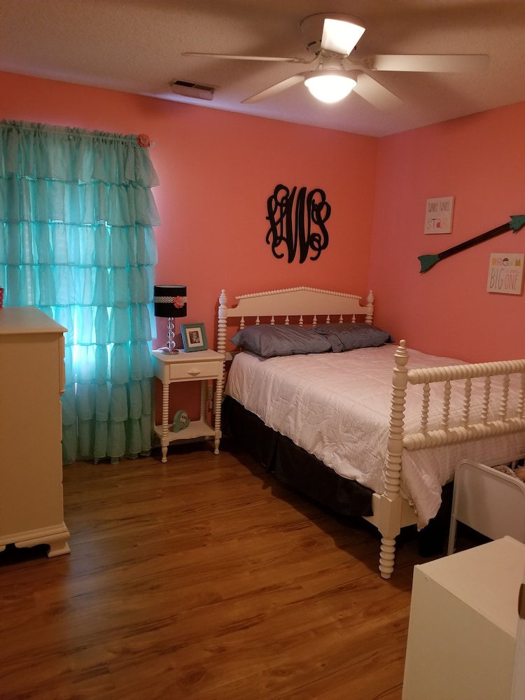 Reduced !! Beautiful Home Located 2.5 miles from Bristol Motor Speedway !!