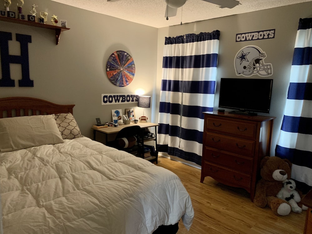 Reduced !! Beautiful Home Located 2.5 miles from Bristol Motor Speedway !!