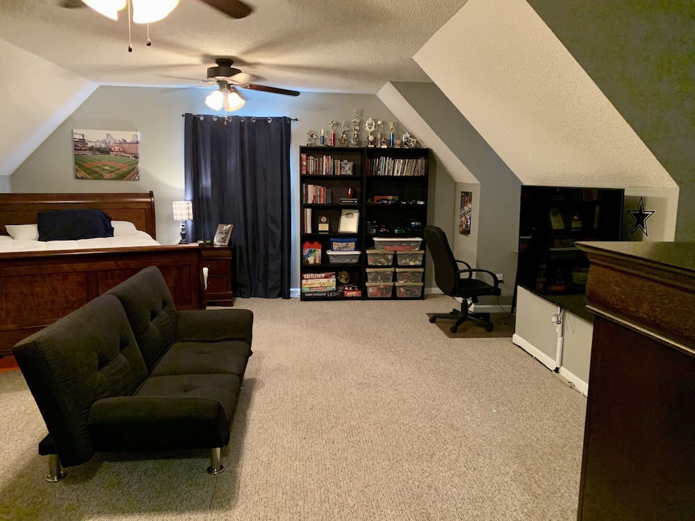 Reduced !! Beautiful Home Located 2.5 miles from Bristol Motor Speedway !!