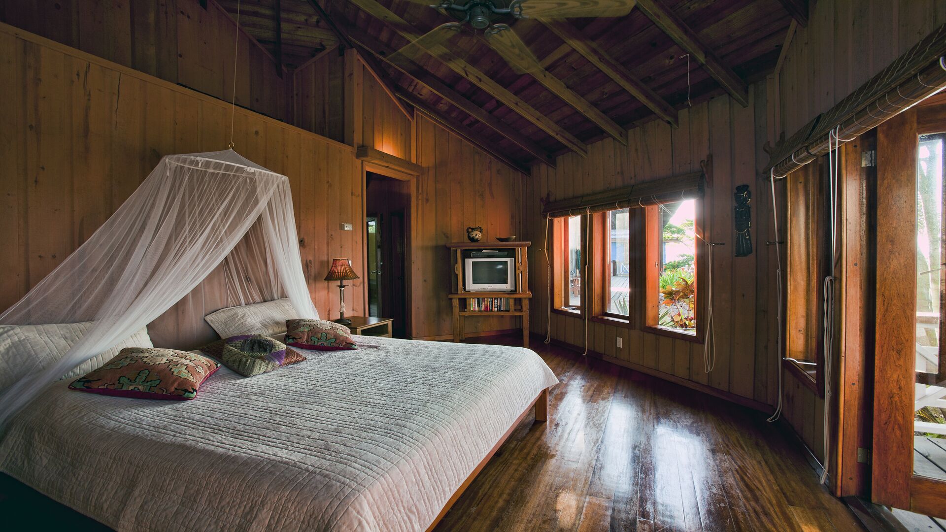 Mariposa  Del Mar: Spectacular Luxury Ocean front Villa in Roatan in Roatan, Honduras