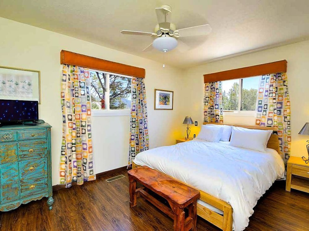 Peaceful Hilltop Casita w/ Stunning Views, Close to the Historic Plaza