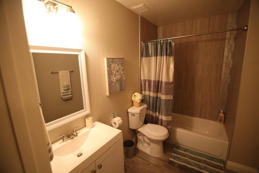 Abbeyville · Elegant 1 Story W/ Pool close to strip & Shopping