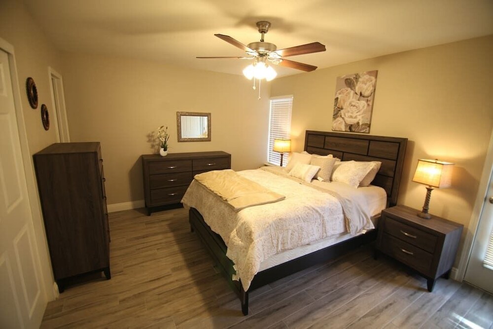 Abbeyville · Elegant 1 Story W/ Pool close to strip & Shopping