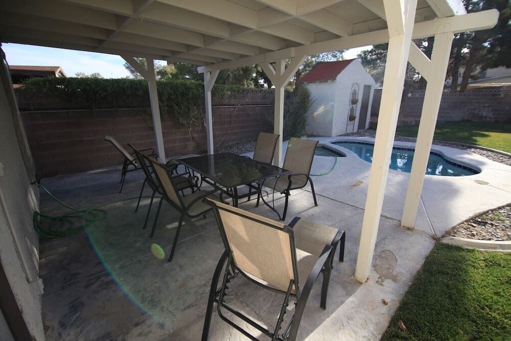 Abbeyville · Elegant 1 Story W/ Pool close to strip & Shopping