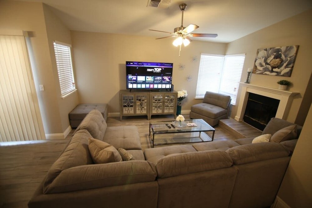 Abbeyville · Elegant 1 Story W/ Pool close to strip & Shopping