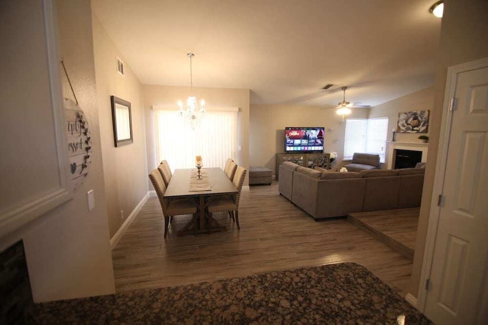 Abbeyville · Elegant 1 Story W/ Pool close to strip & Shopping