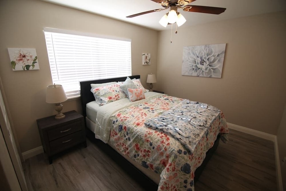 Abbeyville · Elegant 1 Story W/ Pool close to strip & Shopping