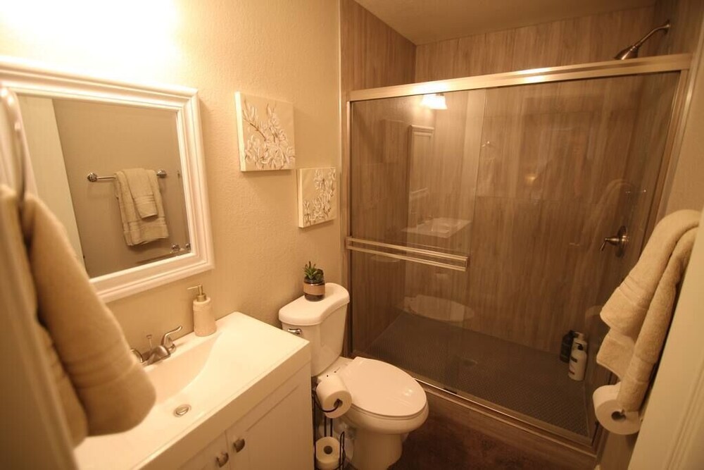 Abbeyville · Elegant 1 Story W/ Pool close to strip & Shopping