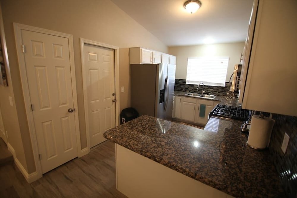 Abbeyville · Elegant 1 Story W/ Pool close to strip & Shopping