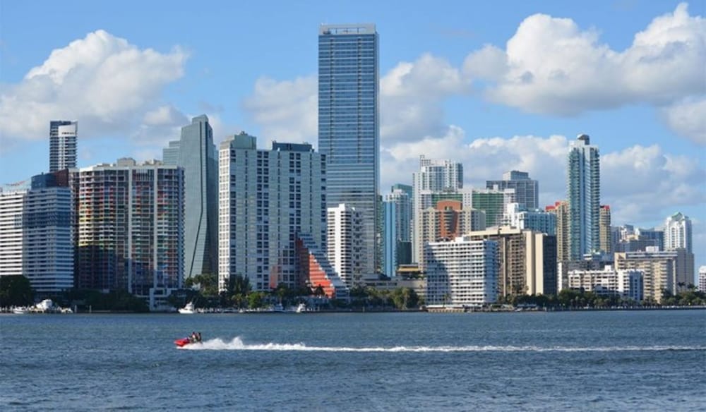 Waterfront Unit @ Brickell with amazing bay views, 24 Hr Gym and FREE PARKING