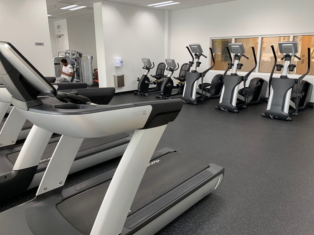 Waterfront Unit @ Brickell with amazing bay views, 24 Hr Gym and FREE PARKING