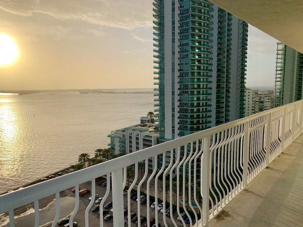 Waterfront Unit @ Brickell with amazing bay views, 24 Hr Gym and FREE PARKING