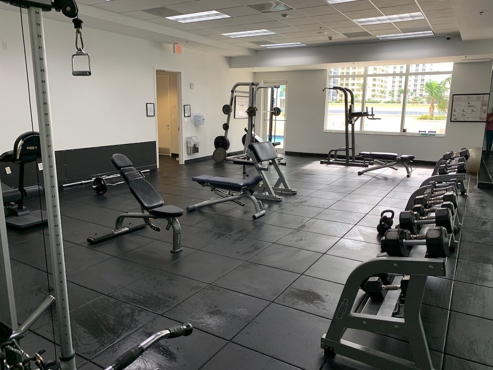 Waterfront Unit @ Brickell with amazing bay views, 24 Hr Gym and FREE PARKING