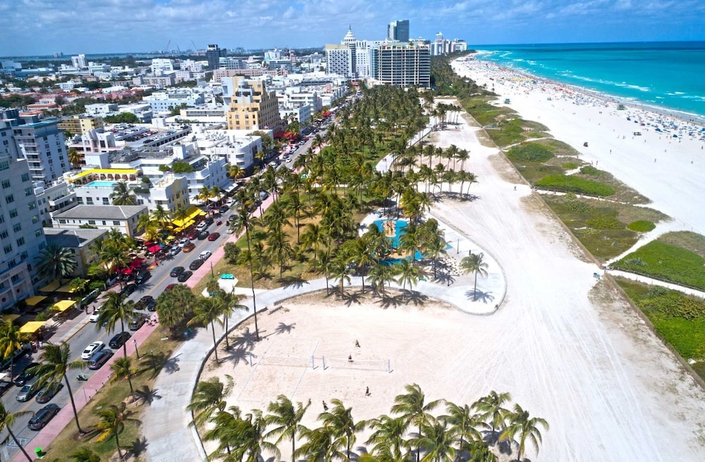 Waterfront Unit @ Brickell with amazing bay views, 24 Hr Gym and FREE PARKING