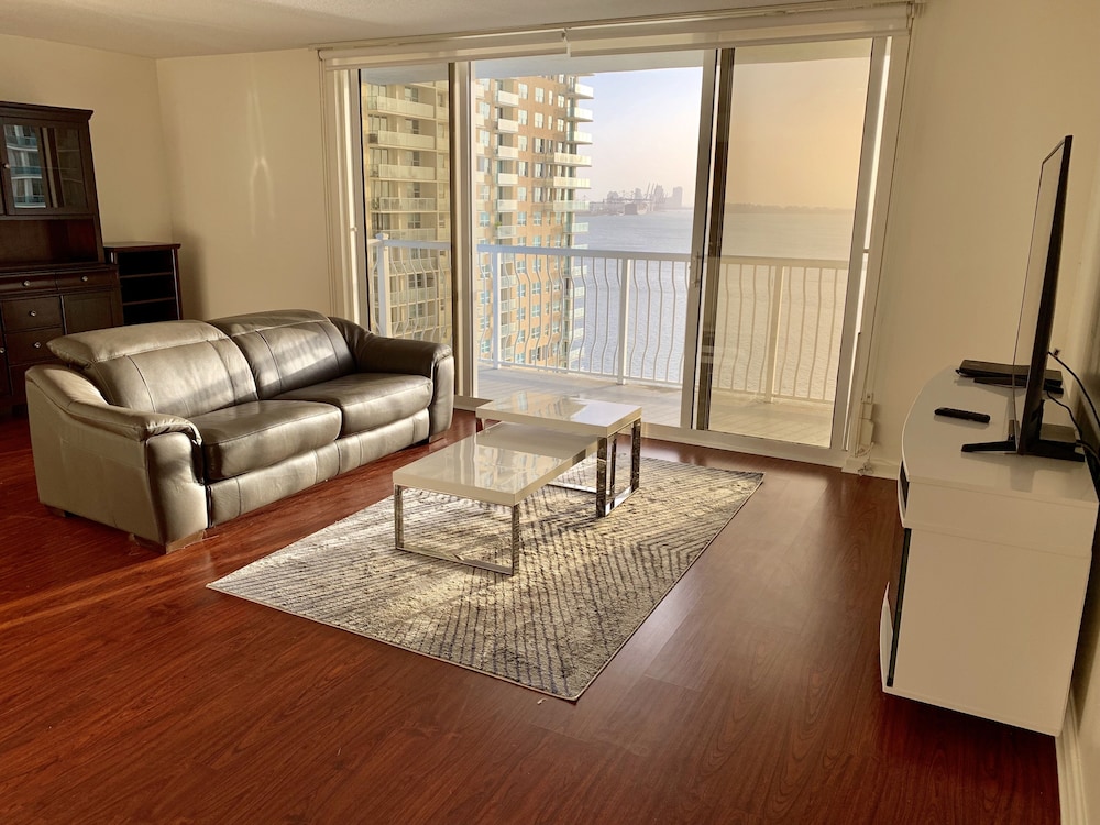 Waterfront Unit @ Brickell with amazing bay views, 24 Hr Gym and FREE PARKING