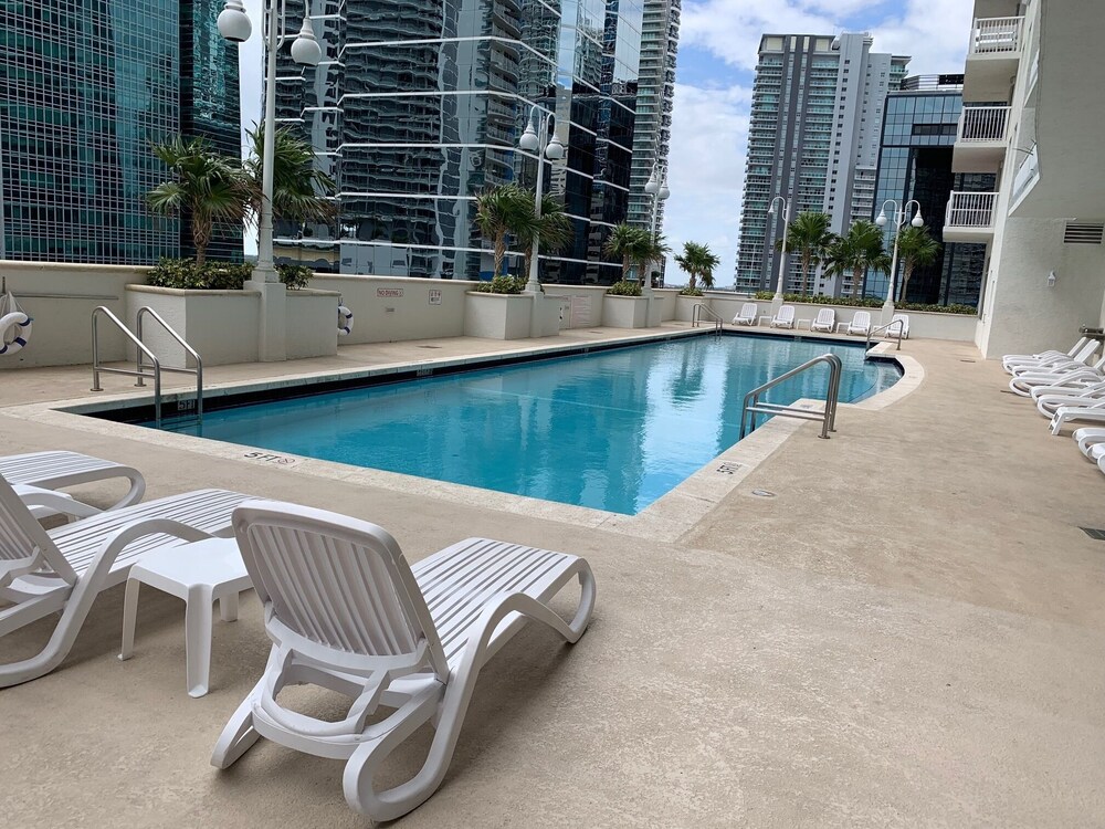 Waterfront Unit @ Brickell with amazing bay views, 24 Hr Gym and FREE PARKING