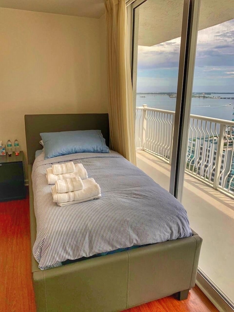 Waterfront Unit @ Brickell with amazing bay views, 24 Hr Gym and FREE PARKING