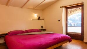 Bureau, rideaux occultants, draps fournis