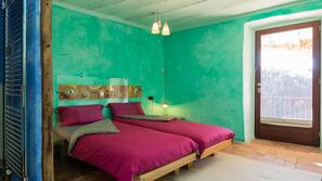 Bureau, rideaux occultants, draps fournis