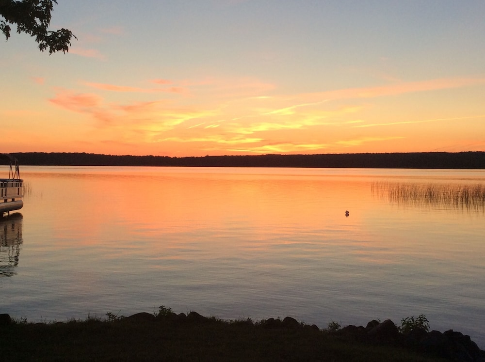 Charming Big Manistique Lake Cottage In Michigan's Beautiful Upper