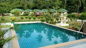 Hồ bơi ngoài trời