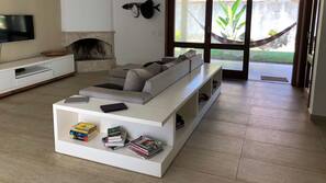 TV, lareira, Netflix, livros