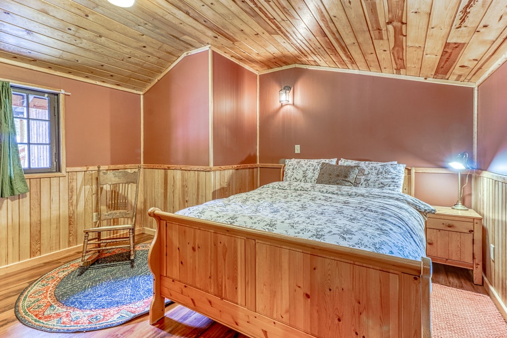 Private cabin with hot tub & wood stove, near Mt. Hood Mount Hood