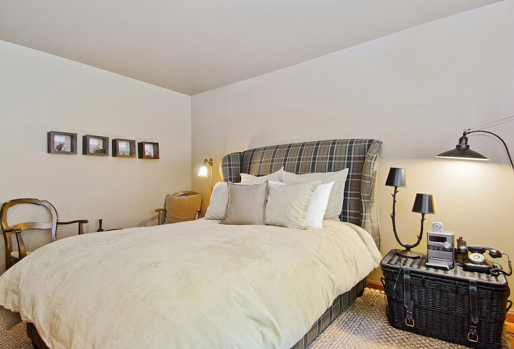 Point Reyes Getaway Picturesque Mountain View Retreat with Deck and