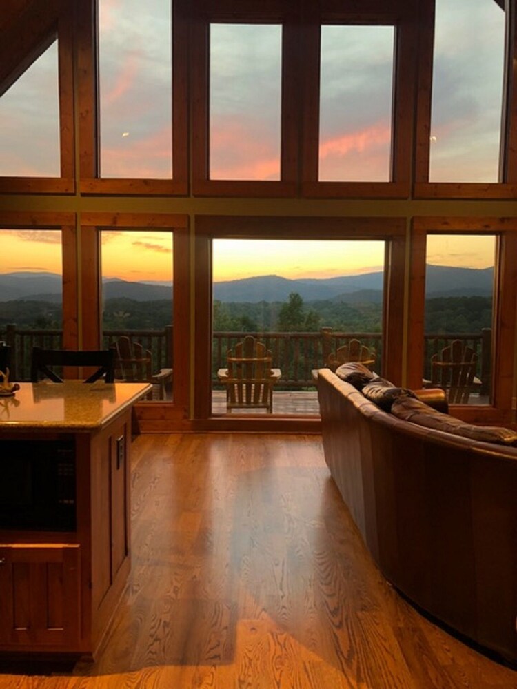 Mountain Majesty Luxury CabinBreathtaking Mountain Views Helen/SauteeNacoochee