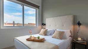 Minibar, cortinas opacas, tabla de planchar con plancha y wifi gratis