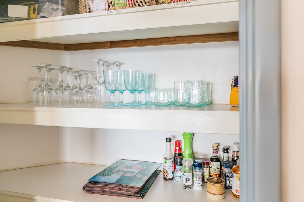 Oceanside relaxing beach front views. Wifi . Light spacious for shared