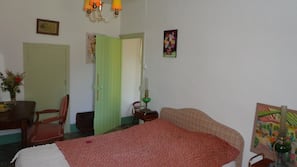 3 chambres, fer et planche à repasser, Wi-Fi, draps fournis