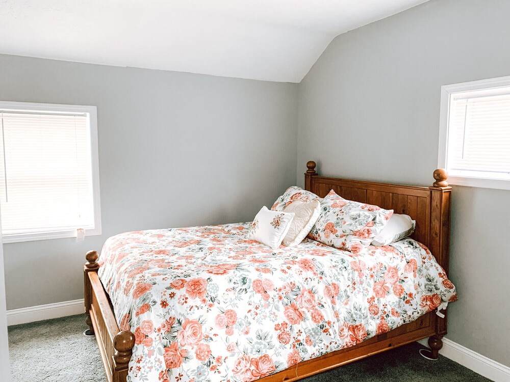 Charming Family Cottage downtown Elk Rapids, 2blocks to town Elk