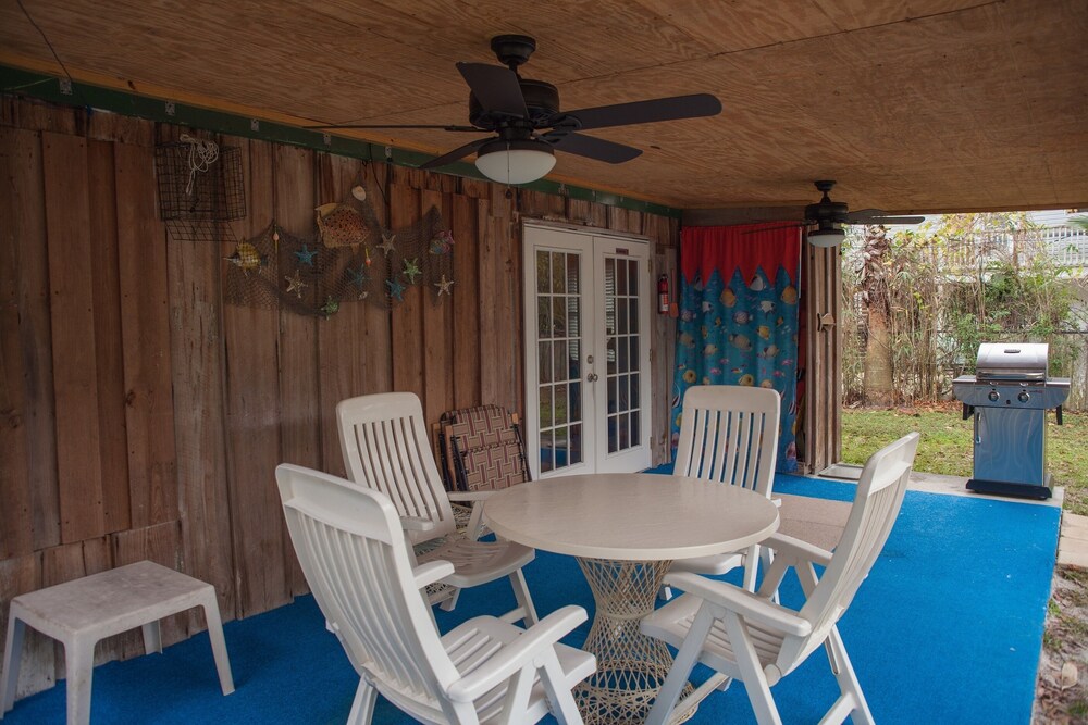 Cabin ON Weeki Wachee River, Kayaks for the Family and a Canoe! in Port