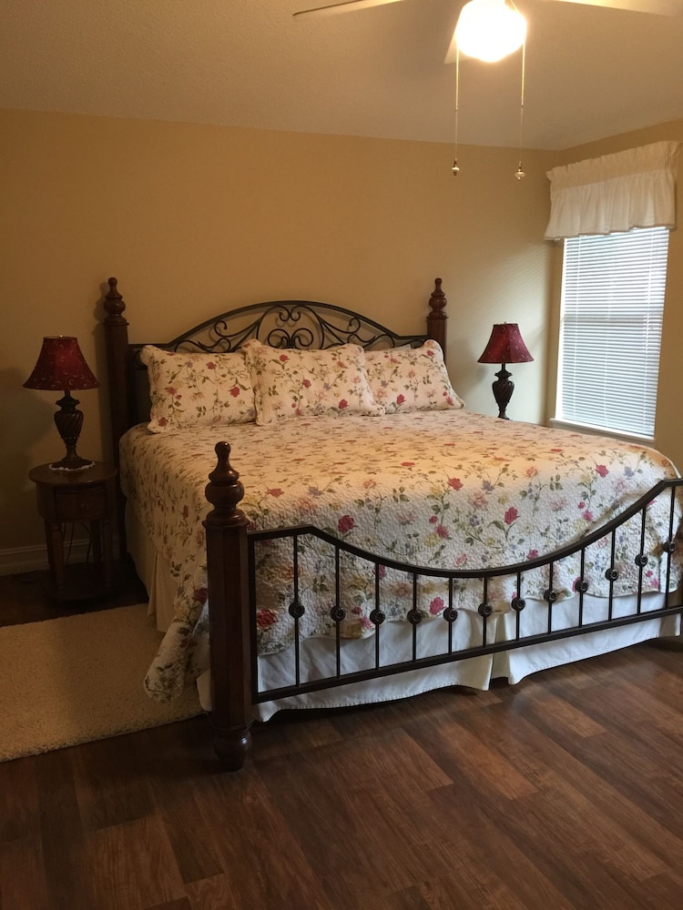 This Mt Dora home is ready for you! Fireplace/Front Porch Swing