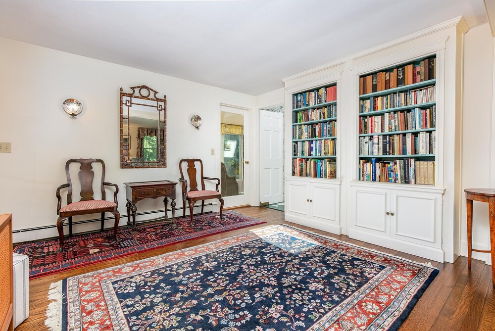 LITCHFIELD CHARM! Sleeps 10, spacious country home for family