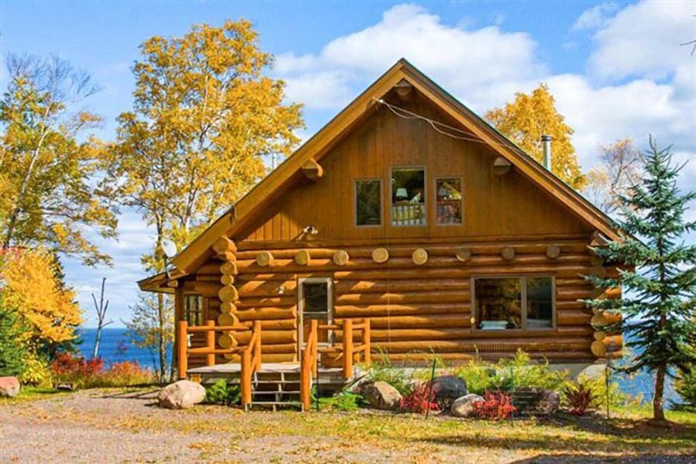 Luxurious Log Cabin on Lake Superior in Silver Bay Best Rates & Deals